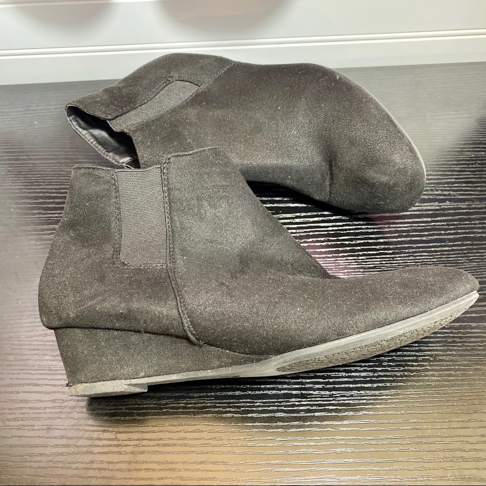 Women’s Short Wedge Black Ankle Booties Size 8M
